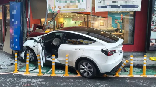 新北特斯拉衝撞家具店帷幕玻璃碎滿地　男駕駛「離奇偏移道路」失控畫面曝