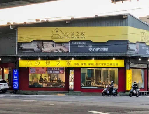 新北特斯拉衝進家具店！落地窗玻璃碎滿地　駕駛受傷送醫