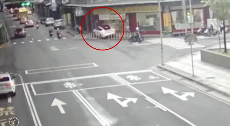 駕駛似乎睡著一路偏移往家具行直衝，一直撞上外牆後整車跳起，一旁機車騎士都看呆了。翻攝畫面