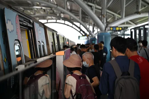 機捷突停電！車廂陷黑暗、空調停擺　列車滑進站1345人受影響
