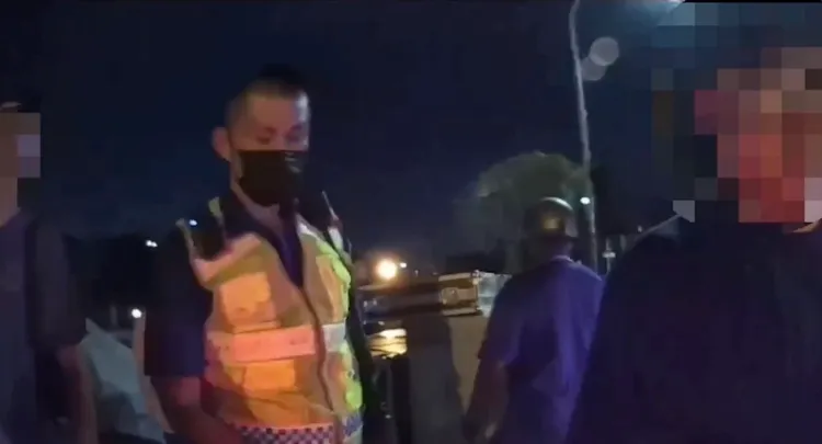 遶境隊伍違法施放高空煙火，仁武警分局啟動快打機制到場制止。翻攝畫面