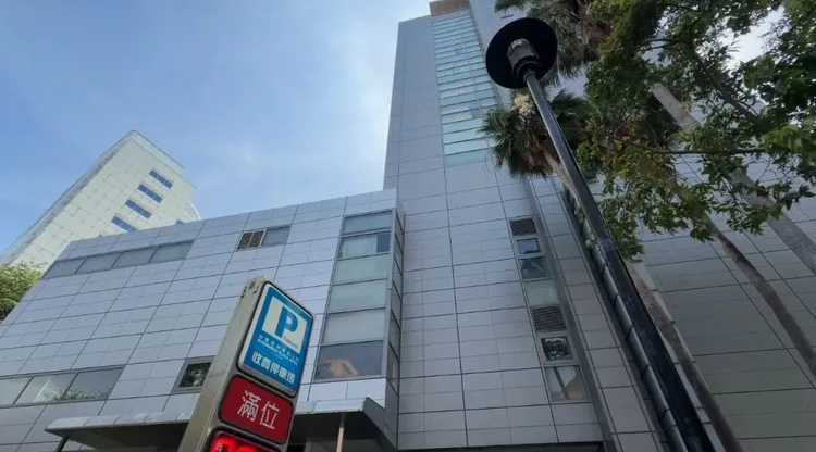 旅行團25人中12人身體不適，到台南市立醫院掛急診，目前已出院繼續行程。民眾提供