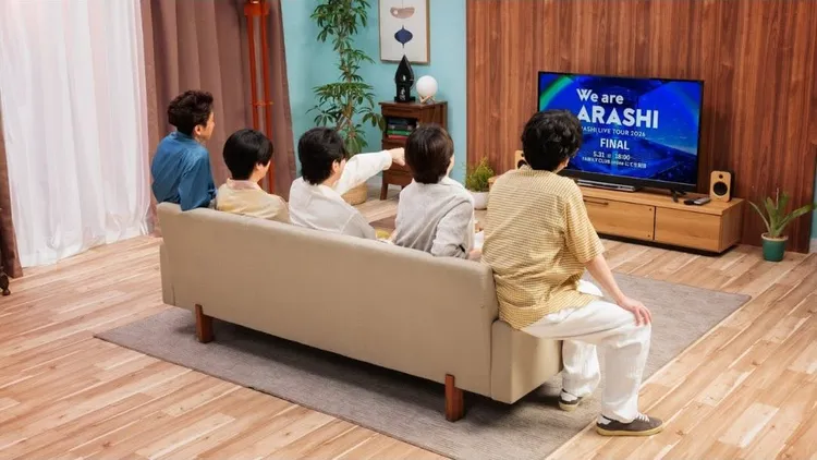 今天謎底揭曉，5家電視台同步播出「嵐」演唱會直播廣告。翻攝ARASHI X