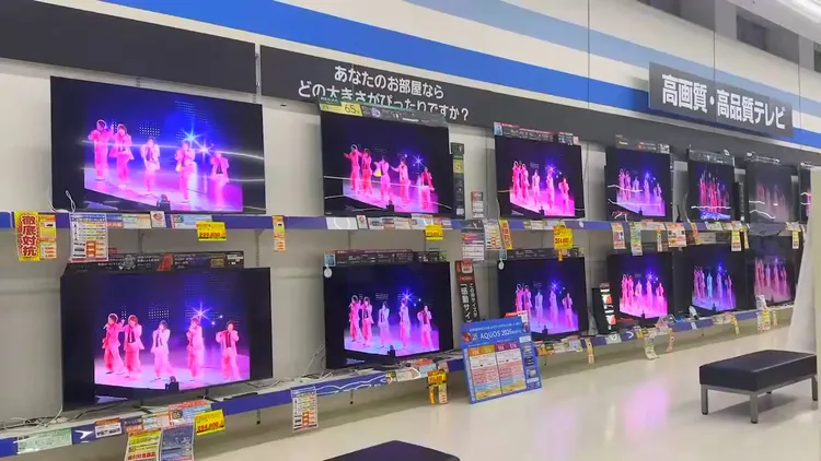歌迷正在逛電器行，趕緊到電視展示區拍下所有電視都在播「嵐」廣告。翻攝a113_n1112 X