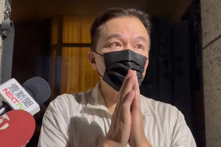 孫安佐父親孫鵬雙手合十，坦然面對問題，謝謝大家的關心。特勤中心攝
