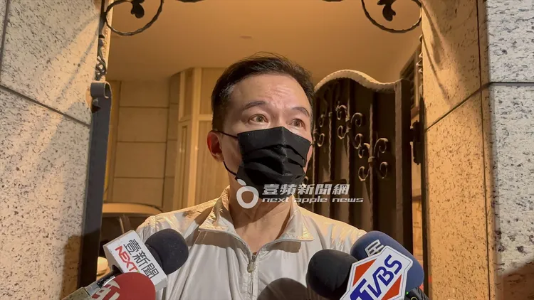 孫鵬從自家走出受訪。特勤中心攝
