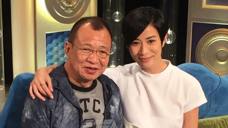 佘詩曼（右）與許紹雄多次合作演父女，戲外也叫他乾爹。翻攝許紹雄微博