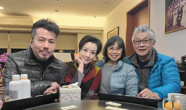 黃國倫（左起）、寇乃馨、寇紹恩老婆、寇绍恩等合影。寇乃馨提供