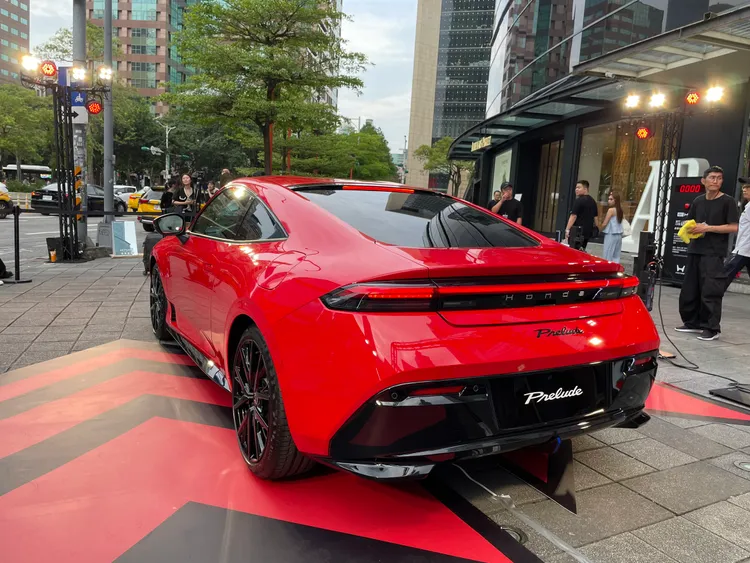 Honda Prelude以低伏車身與流線雙門跑格，結合電油動力設定，強調次世代GT跑車的設計語彙與動感比例。林浩昇攝