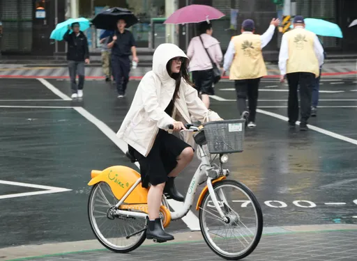 今高溫上看36°C！明「梅雨季」第2波鋒通到　北台變天炸雷雨