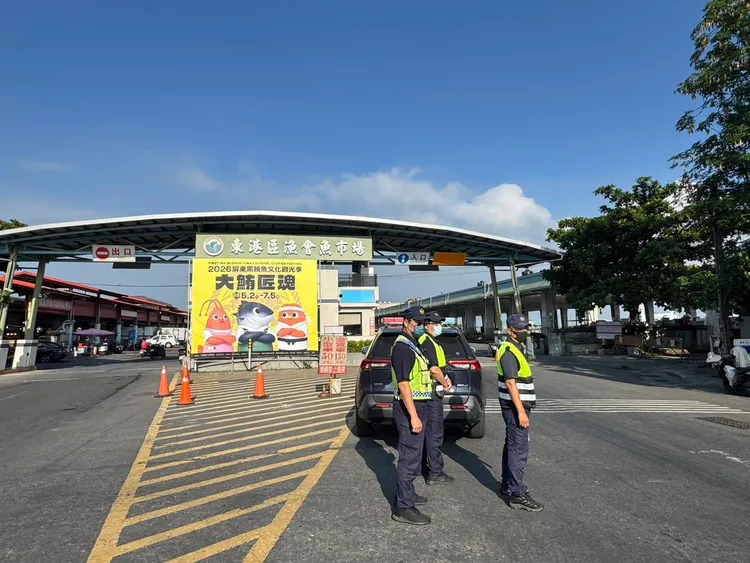東港鮪魚季正式開始，警方與漁會合作共同守護漁貨，維護遊客及饕客的安全。翻攝畫面
