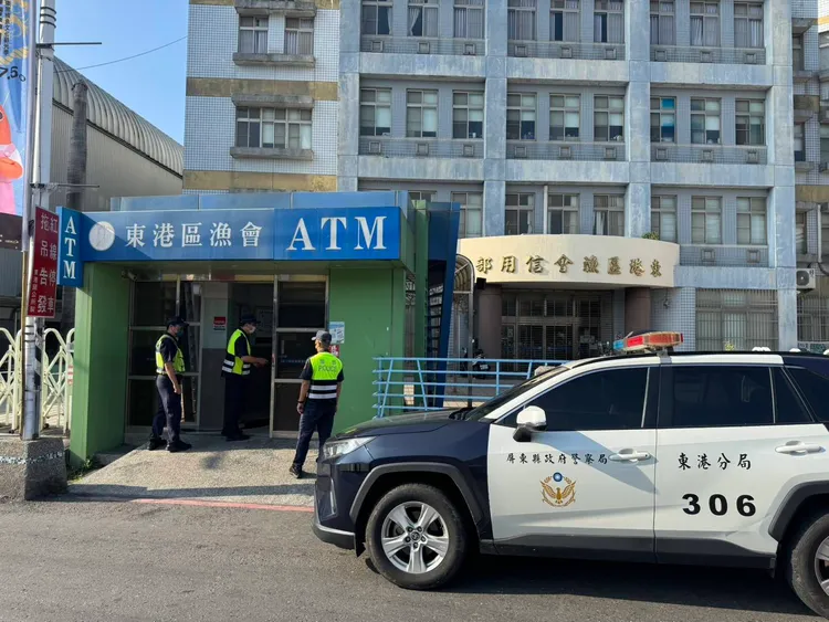 東港鮪魚季正式開始，警方與漁會合作共同守護漁貨，維護遊客及饕客的安全。翻攝畫面