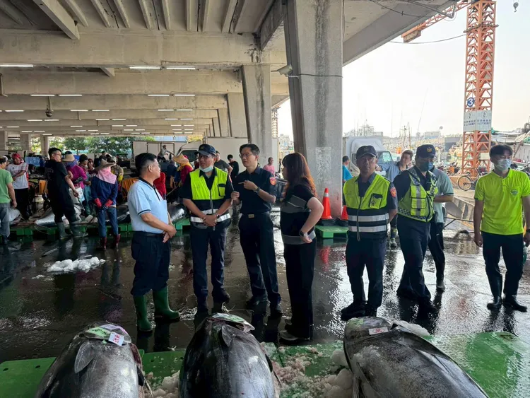 東港鮪魚季正式開始，警方與漁會合作共同守護漁貨，維護遊客及饕客的安全。翻攝畫面