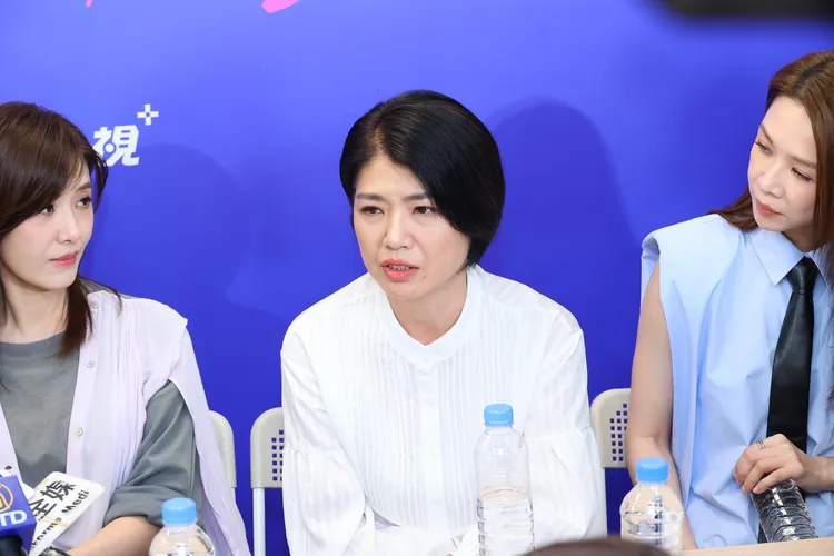 嚴藝文（中）像媽媽一樣陪著小朱蛻變。攝影中心攝