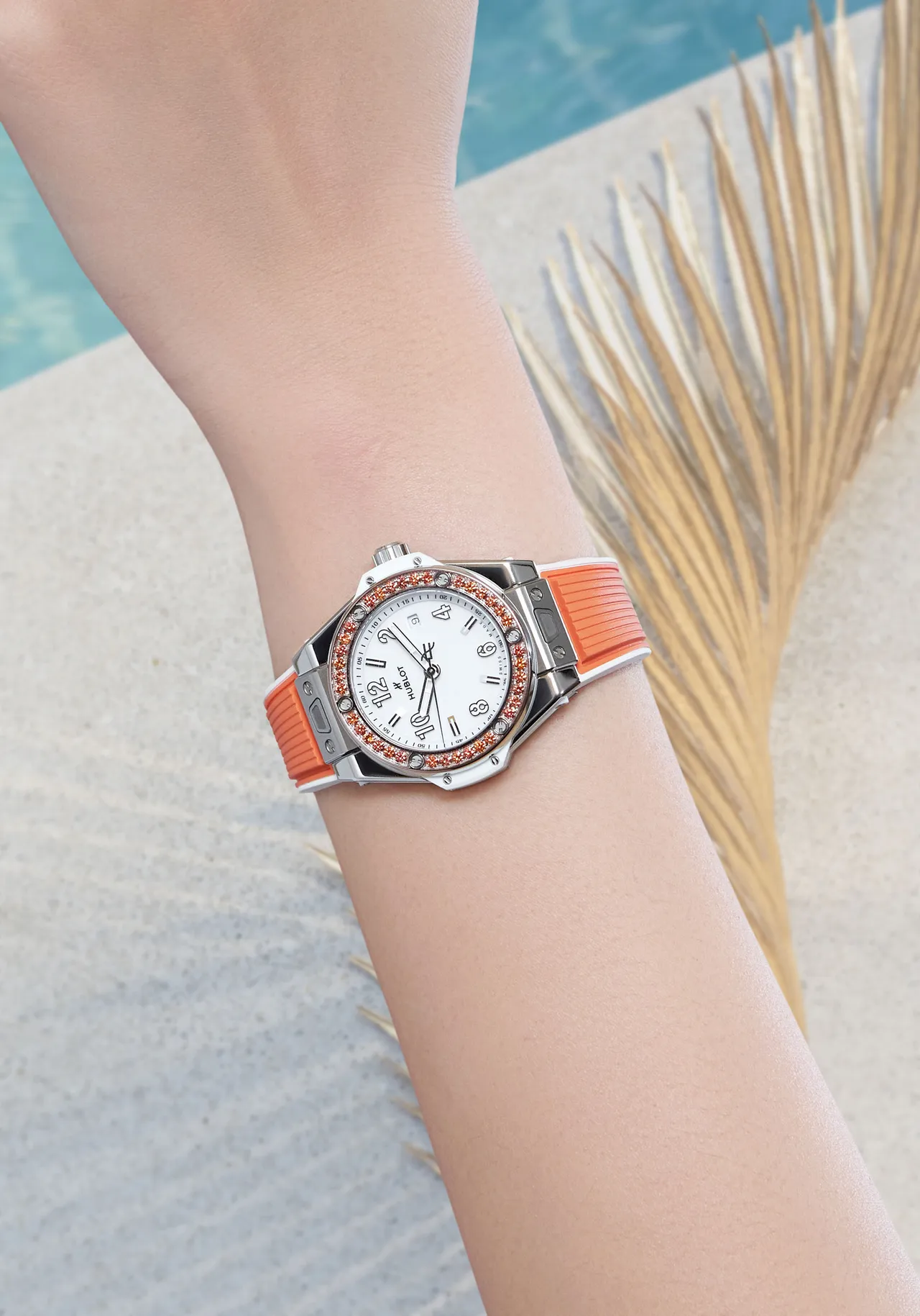 Hublot Big Bang One Click Joyful 悅彩特調系列，33mm，緞面拋光精鋼錶殼，亮白面盤，橡膠錶帶搭配白色內襯，MHUB1120 自動上鍊機芯，動力儲存40小時，防水深度100米，43萬8000元。品牌提供