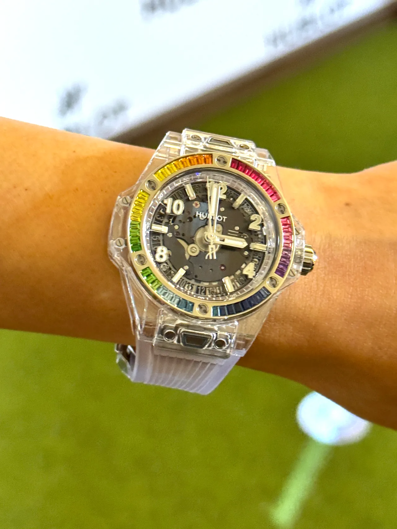 翁滋蔓今日戴上的Hublot Big Bang One Click彩虹圈藍寶石腕錶，39mm，拋光藍寶石水晶錶殼，藍寶石水晶，透明橡膠錶掉，MHUB1710自動上鍊機芯，動力儲存50小時，防水深度100米，全球限量，267萬4000元。張家玲攝  