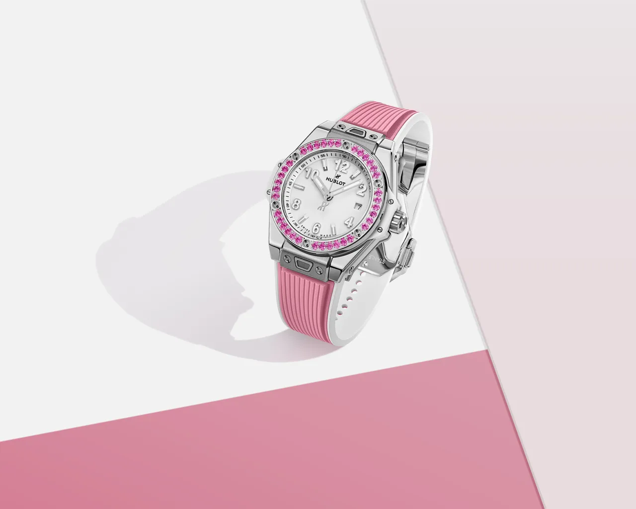 Hublot Big Bang One Click Joyful 悅彩特調系列，33mm，緞面拋光精鋼錶殼，亮白面盤，橡膠錶帶搭配白色內襯，MHUB1120 自動上鍊機芯，動力儲存40小時，防水深度100米，43萬8000元。品牌提供