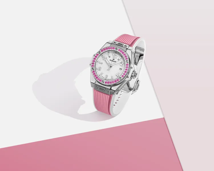 Hublot Big Bang One Click Joyful 悅彩特調系列，33mm，緞面拋光精鋼錶殼，亮白面盤，橡膠錶帶搭配白色內襯，MHUB1120 自動上鍊機芯，動力儲存40小時，防水深度100米，43萬8000元。品牌提供