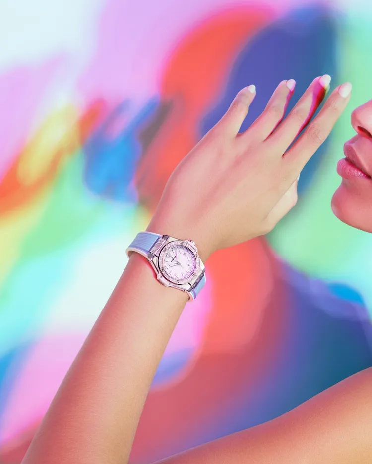 Hublot Big Bang One Click Joyful 悅彩特調系列，33mm，緞面拋光精鋼錶殼，亮白面盤，橡膠錶帶搭配白色內襯，MHUB1120 自動上鍊機芯，動力儲存40小時，防水深度100米，43萬8000元。品牌提供