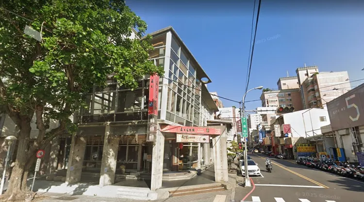 鼎王台中公益店出現疑似食物中毒狀況。翻攝自Google地圖