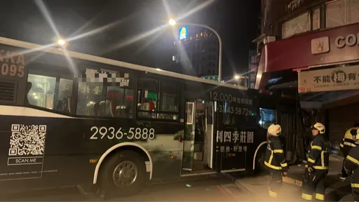 板橋公車衝撞騎樓影像曝光　驚！駕駛自稱「已開12小時」