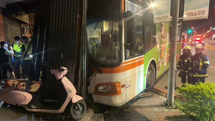 公車衝撞騎樓柱子。翻攝畫面