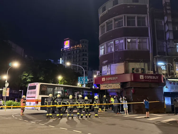 新北板橋1輛公車凌晨衝撞飲料店。李易昌攝