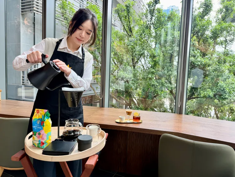 全台首創的「星巴克三式」服務，由黑圍裙咖啡大師現場桌邊現沖。莊偉祺攝