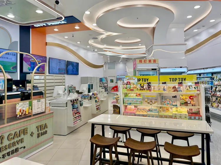 7-ELEVEN愿秀門市店內設計以歡慶氛圍為打造圓形天花板，藉由同心圓光影向外擴散。莊偉祺攝