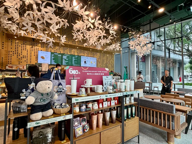 全台第600家店的星巴克愿秀門市，店內花天板特別打造出咖啡花設裝置藝術，。莊偉祺攝