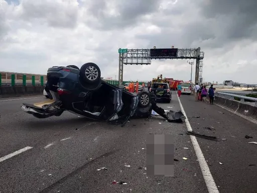 勞動節收假日國道4號4車連環撞　1車翻覆釀2傷
