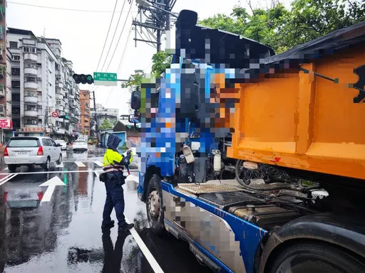 鎖定違規熱點！中和警取締大型車開逾千件罰單　駕駛誤常「1動作」併排停車