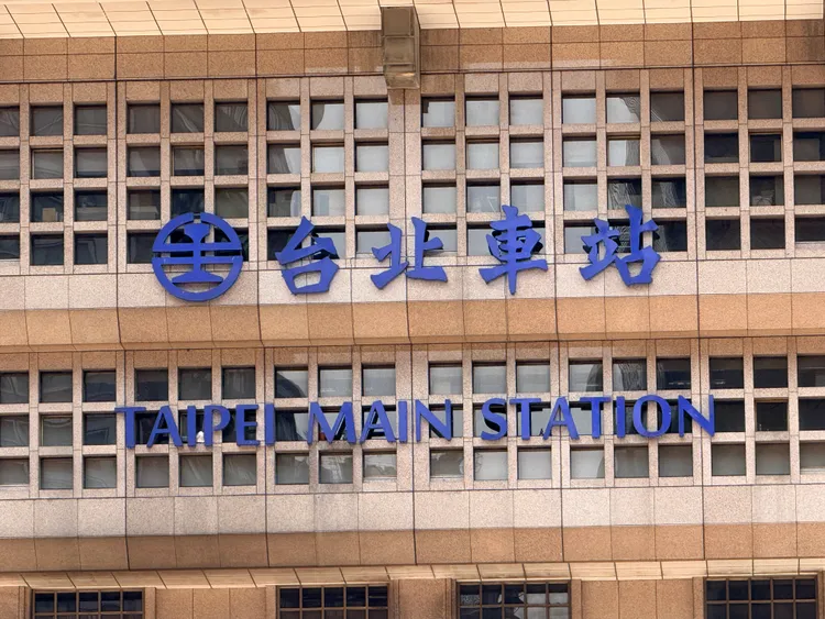 台北車站每日有60萬人流，是全台最大交通樞紐。攝影中心
