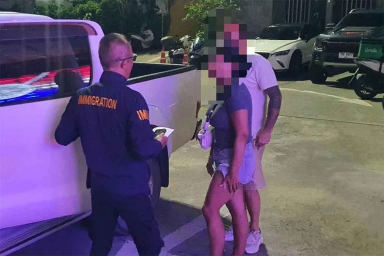 警方帶回這對西班牙及祕魯籍男女。普吉島移民警察提供