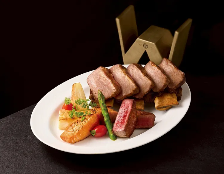 「王者盛宴」主餐：經典牛小排搭佐煎炙外酥內嫩的菲力牛排，以及香甜細緻的鮭魚，一次體驗三種迷人滋味。王品集團提供