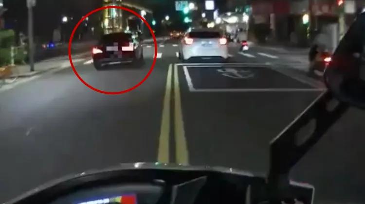 賓士車昨天深夜拒檢在路上蛇行狂飆，沿途不斷逆向闖紅燈違規，警方將開出28張罰單。翻攝畫面