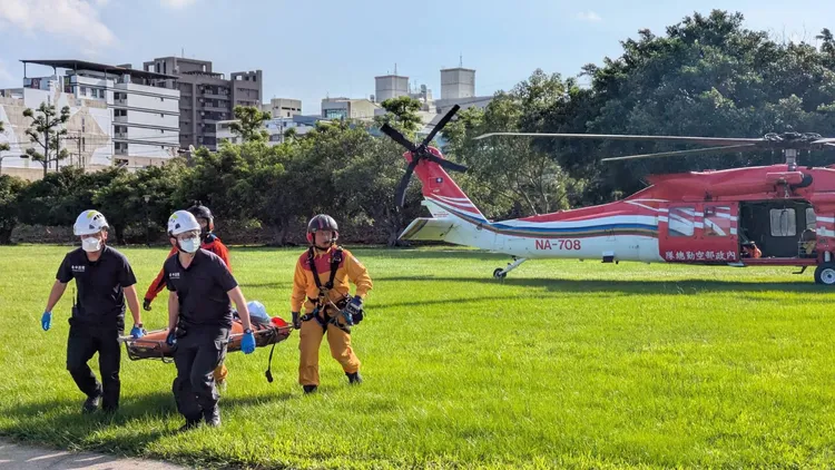 姚女家屬昨天就趕到台中東勢等待，今早空勤直升機將遺體運送到東勢河濱公園。民眾提供
