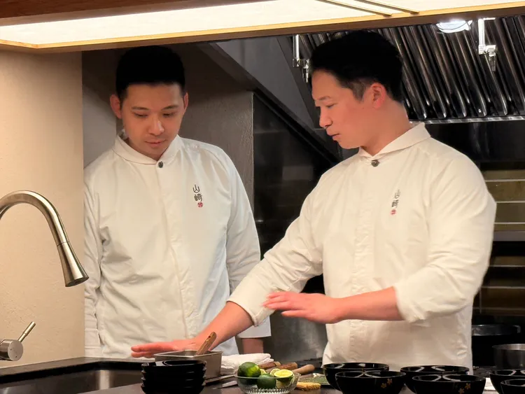 台北店由山崎志朗(右)嫡傳弟子料理長郭原甫(左)掌舵。陳揚盛攝