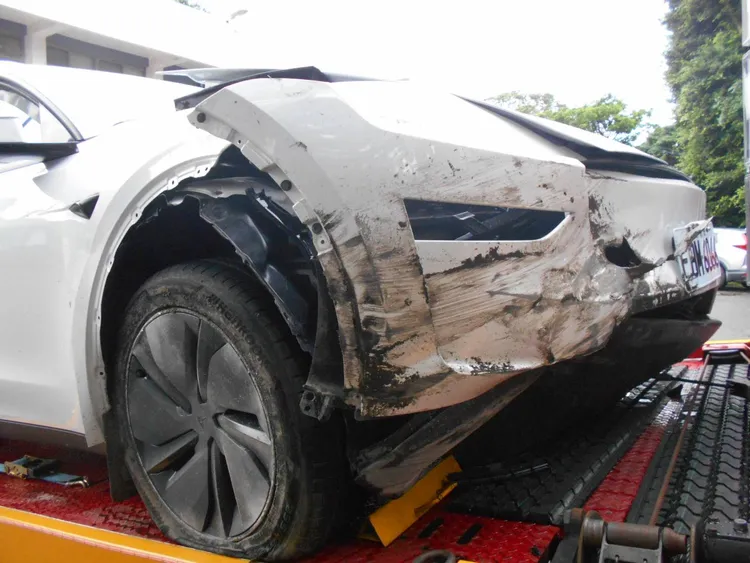 黃姓男子駕車未注意前方回堵車流突然煞車轉向迴避，車尾撞上白色轎車右車頭，所幸雙方人員都有繫上安全帶，僅車體受損，人未受傷。翻攝畫面