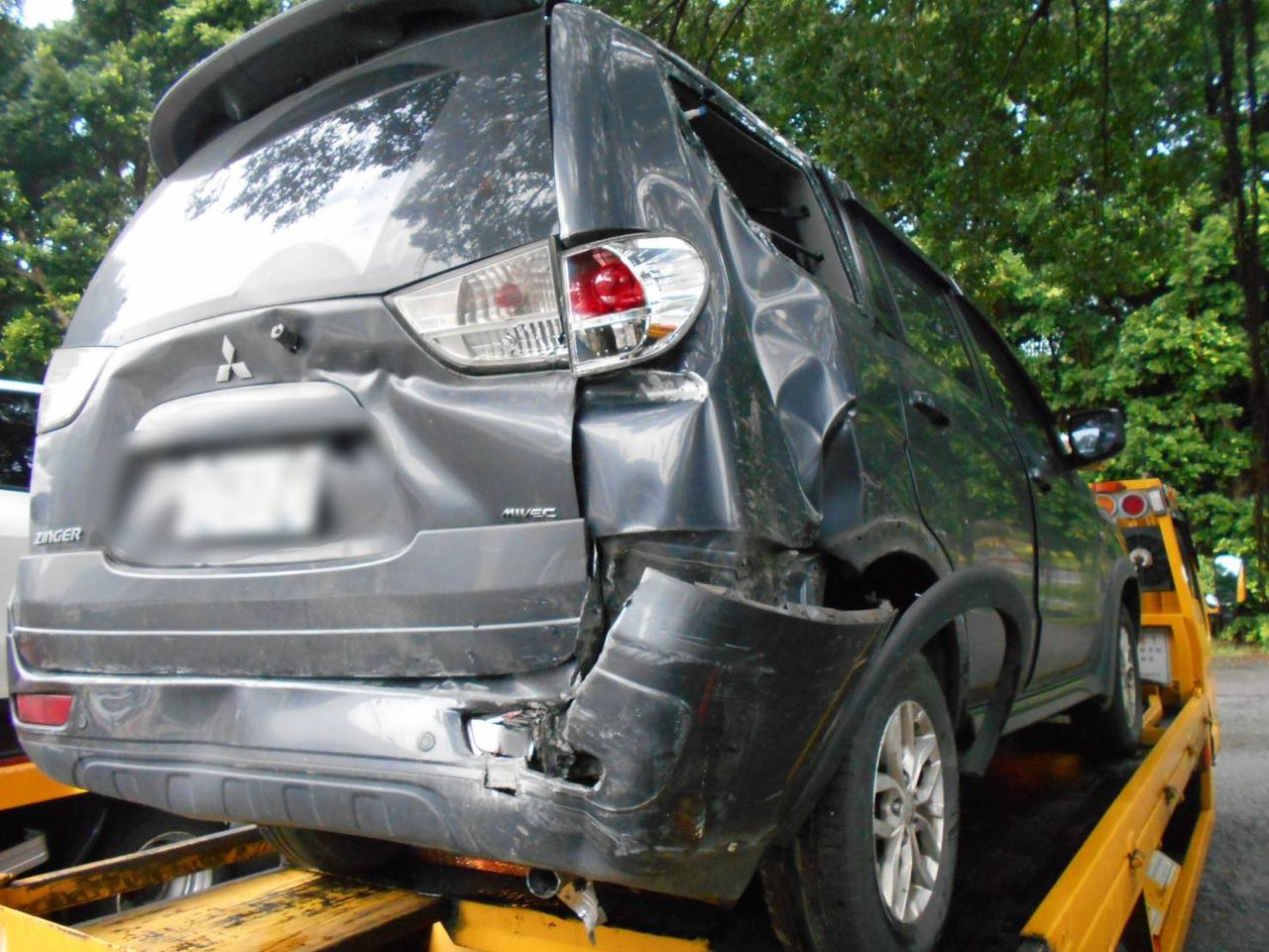 國1泰山段回堵車禍!廂型車急閃失控打滑撞轎車 全員繫安全帶躲一劫