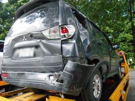 國1泰山段回堵車禍！廂型車急閃失控打滑撞轎車　全員繫安全帶躲一劫
