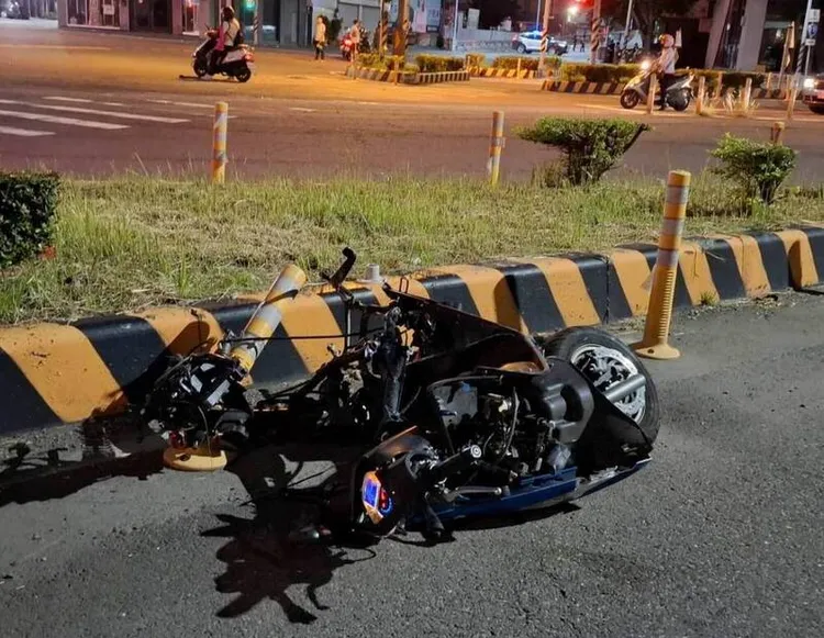 慘死的吳姓騎士機車被撞斷成兩截。民眾提供