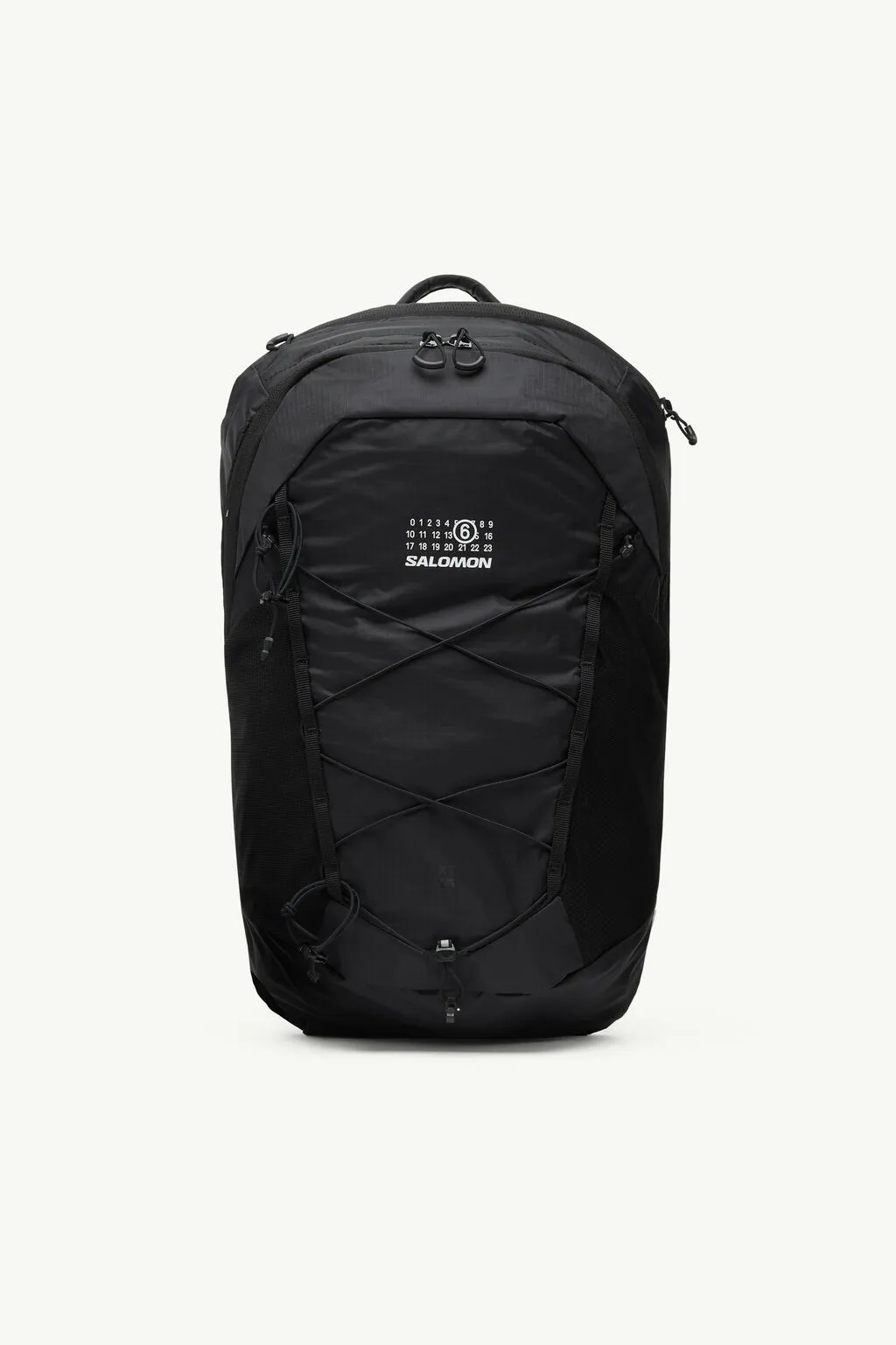 MM6 x Salomon XT-15黑色後背包，1萬2385元。品牌提供