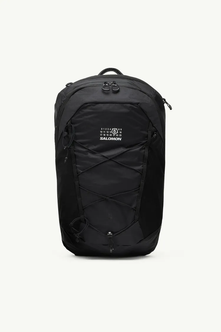 MM6 x Salomon XT-15黑色後背包，1萬2385元。品牌提供