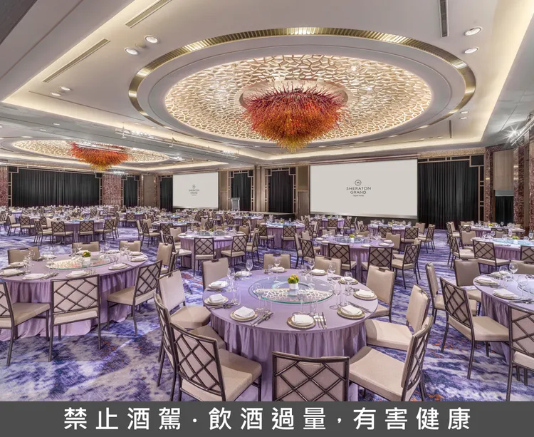 台北喜來登鄰近捷運善導寺站，宴會廳可接待近百桌賓客，華麗琉璃吊燈彰顯壯麗氣勢，場地空間可依師生人數與需求彈性規劃。台北喜來登大飯店提供