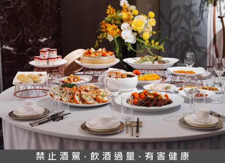 由五星由主廚團隊打造的一桌中式美饌，包括明爐烤鴨、櫻花蝦臘味米糕、蒸鮮海魚與暖心燉湯等經典佳餚，師生品嚐後讚不絕口(圖片僅供參考，以實際菜色為主)。台北喜來登大飯店提供