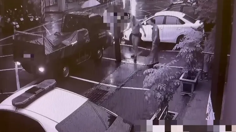 單男開著贓車回分駐所載運機車。翻攝畫面