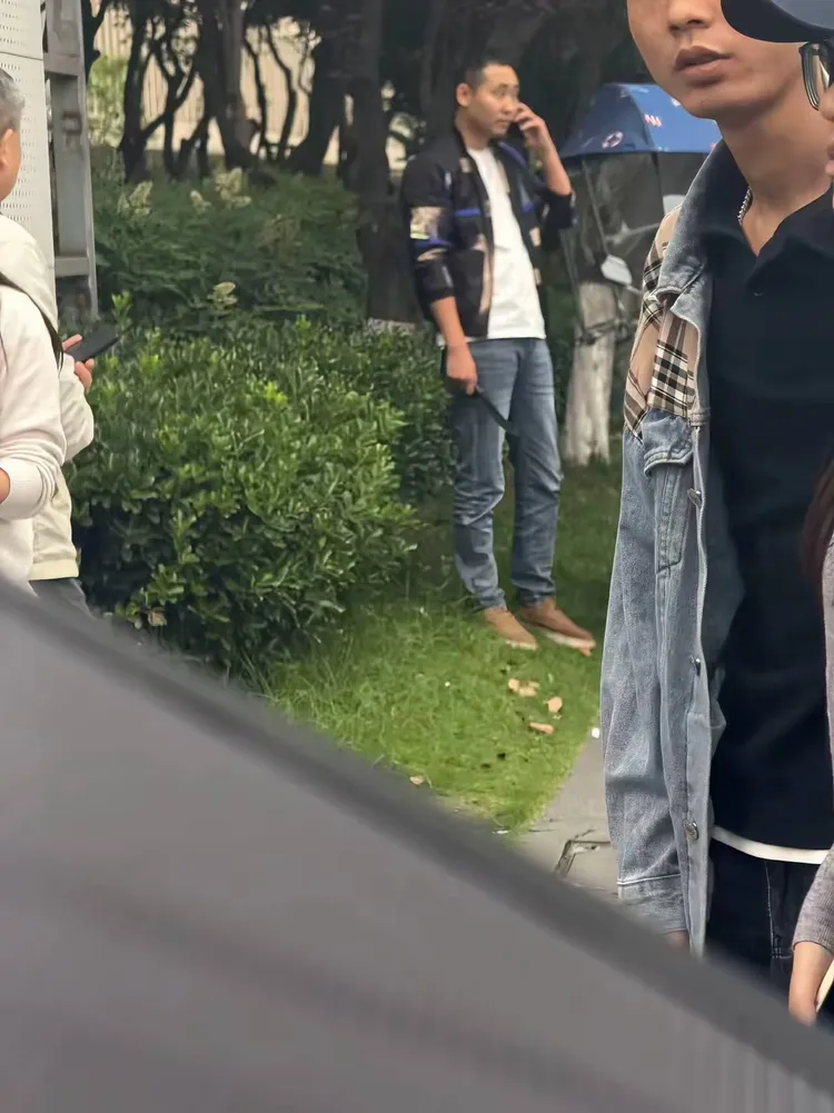 持刀駕駛下車講電話。翻攝自X @inforkynder