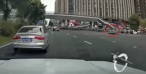 衝擊畫面！持刀男駕車衝撞成都鬧區　「騎士卡車底拖行」1死11傷