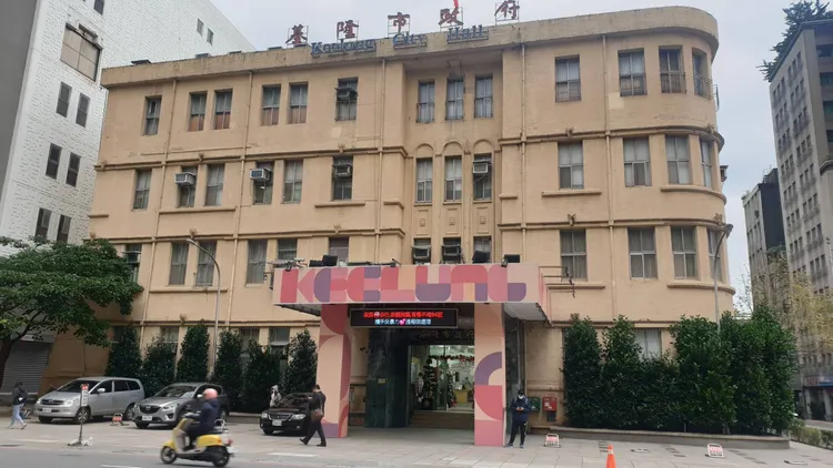 市府使用管理科表示，目前已請社區管委會提醒住戶加強固定與檢修。資料照片